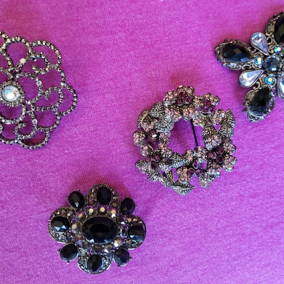 unknown Jewelry - Costume brooches black with gems